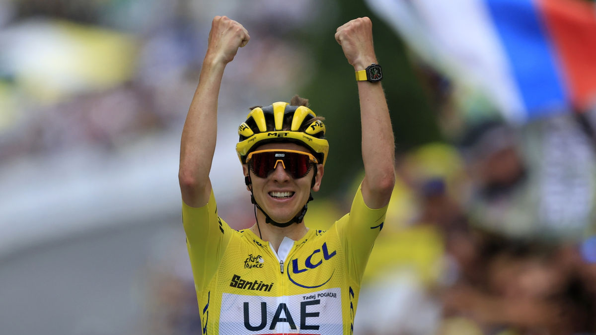 Tadej Pogacar levanta los brazos al entrar vencedor en la meta. - EFE/EPA/GUILLAUME HORCAJUELO