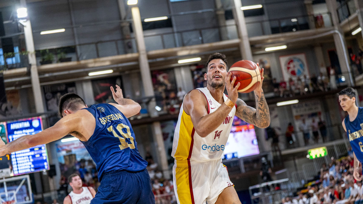 Willy Hernangómez, en su partido número 100 con la selección, lideró en ataque de España. - FEB