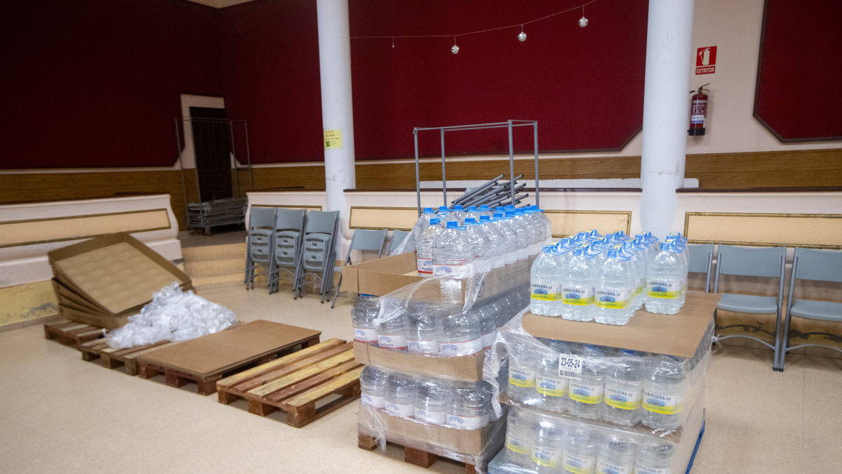 Garrafas de agua para repartir entre los vecinos de Almatret. - GERARD HOYAS