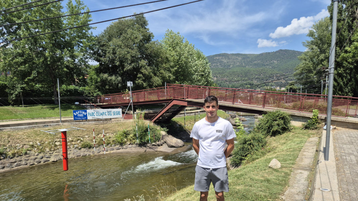 Miquel Travé, en el Parc del Segre de La Seu d’Urgell, donde se ha formado como palista.