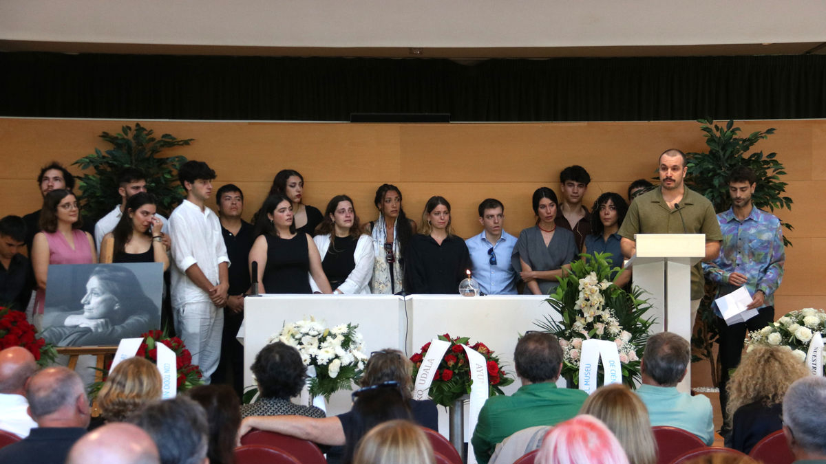 Els nets de l’escriptora i editora, morta dimecres als 90 anys, durant el funeral. - ACN