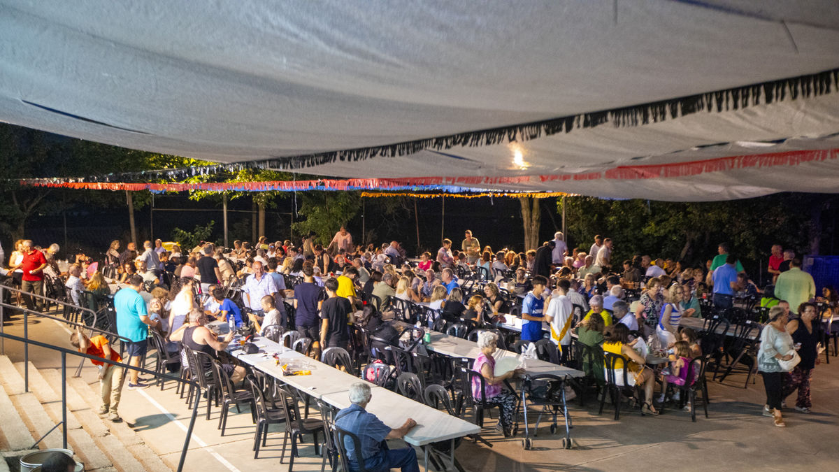 Celebración ayer de la ‘llonganissada’ en el local social. - GERARD HOYAS