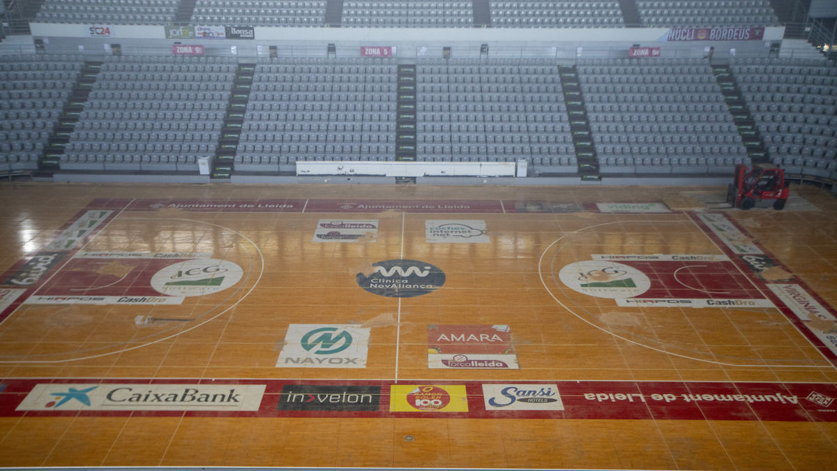 Al Barris Nord continuen els treballs per a la col·locació del nou parquet. - SEGRE