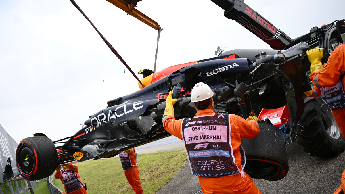 Los operarios retiran de la calzada el monoplaza de Sergio ‘Checo’ Pérez tras sufrir un accidente. - BALINT SZENTGALLAY / ZUMA PRESS WI / DPA