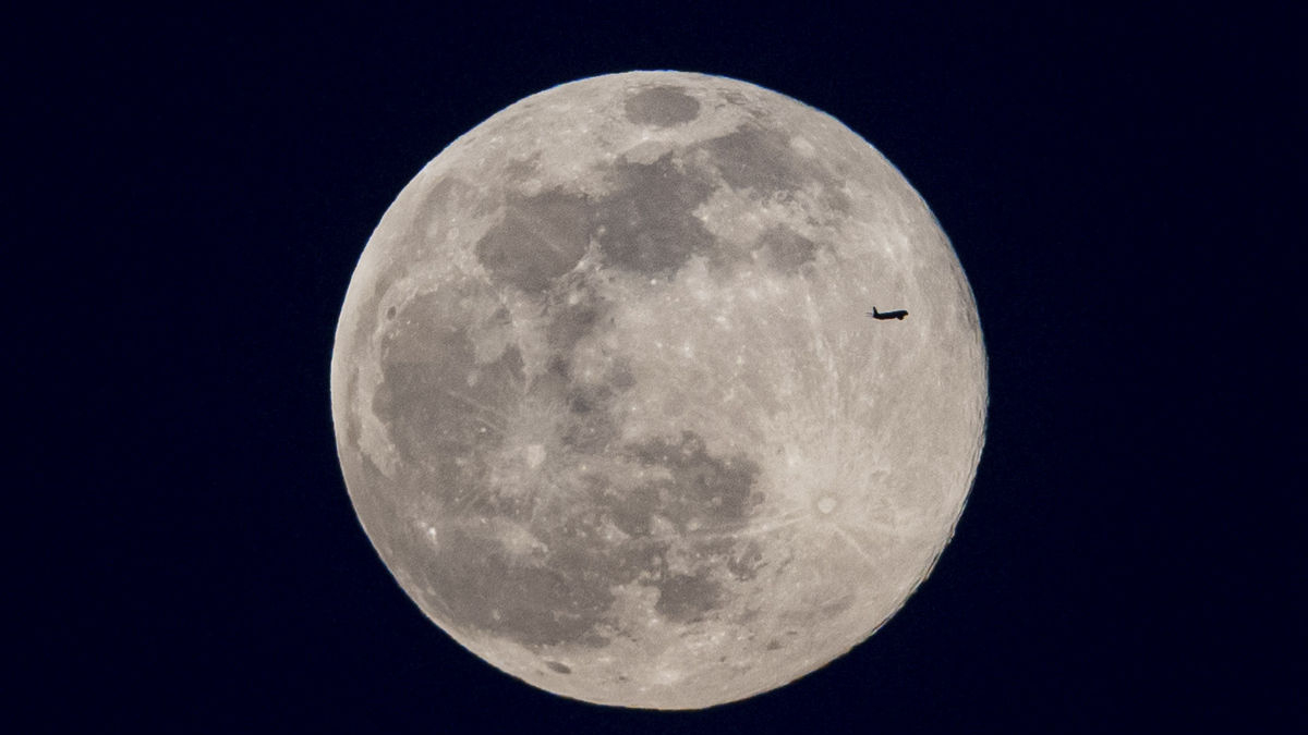 Imatge del satèl·lit de la Terra en el moment en el qual s’aprecia el vol d’un avió. - EFE/IMANE RACHIDI