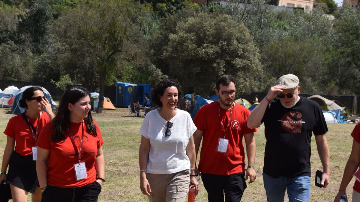 Rovira visitó ayer el festival de la Acampada Jove y se reunió con las juventudes de Esquerra. - ACN