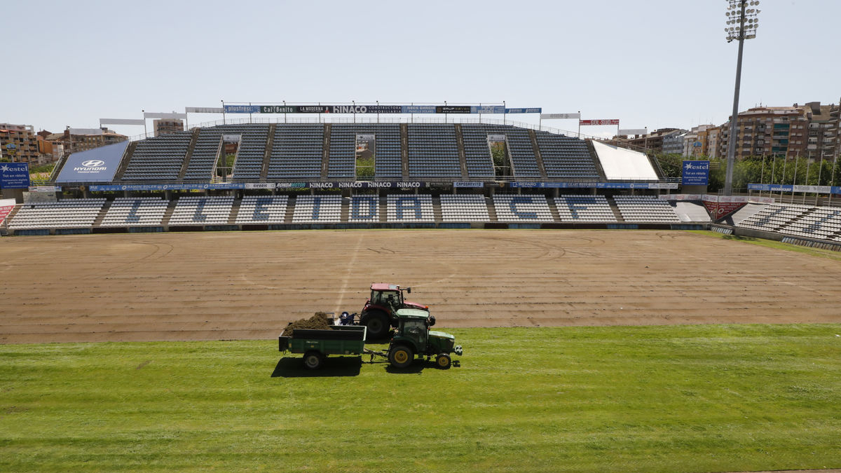 Imagen de archivo de las obras del cambio de césped que se llevan a cabo en el Camp d’Esports. - AMADO FORROLLA