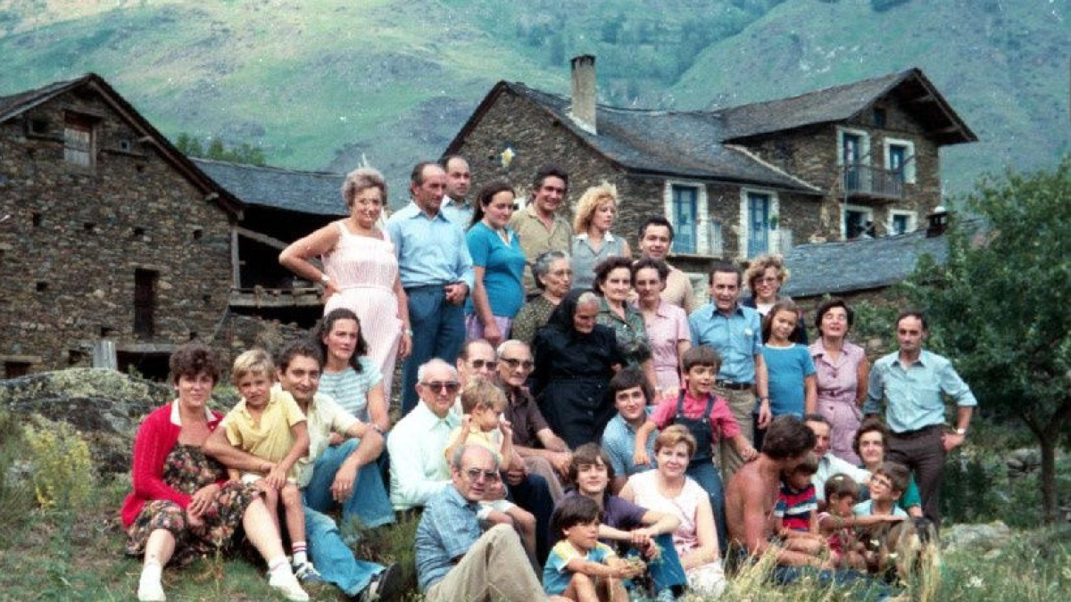 Reunión famliar en Lladorre en una de las visitas de Pepet.