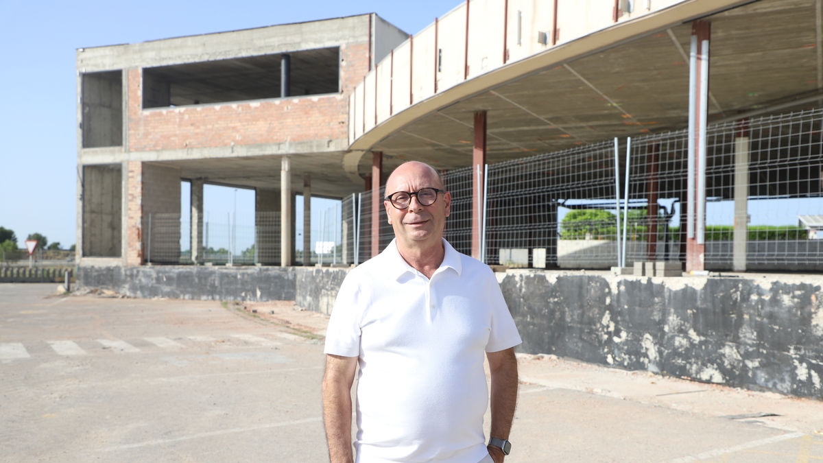 Jordi Piró, en el lugar que ocupaba un concesionario de coches y deberá instalarse el ‘hub sanitario’. - GERARD HOYAS