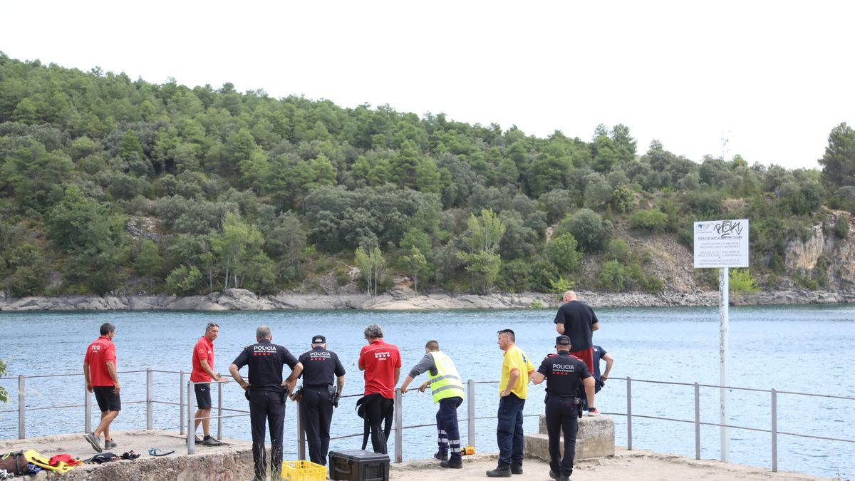 Dos imatges de l’operatiu desplegat al pantà de Sant Antoni a Talarn per buscar l’adolescent desaparegut. - EDGAR ALDANA