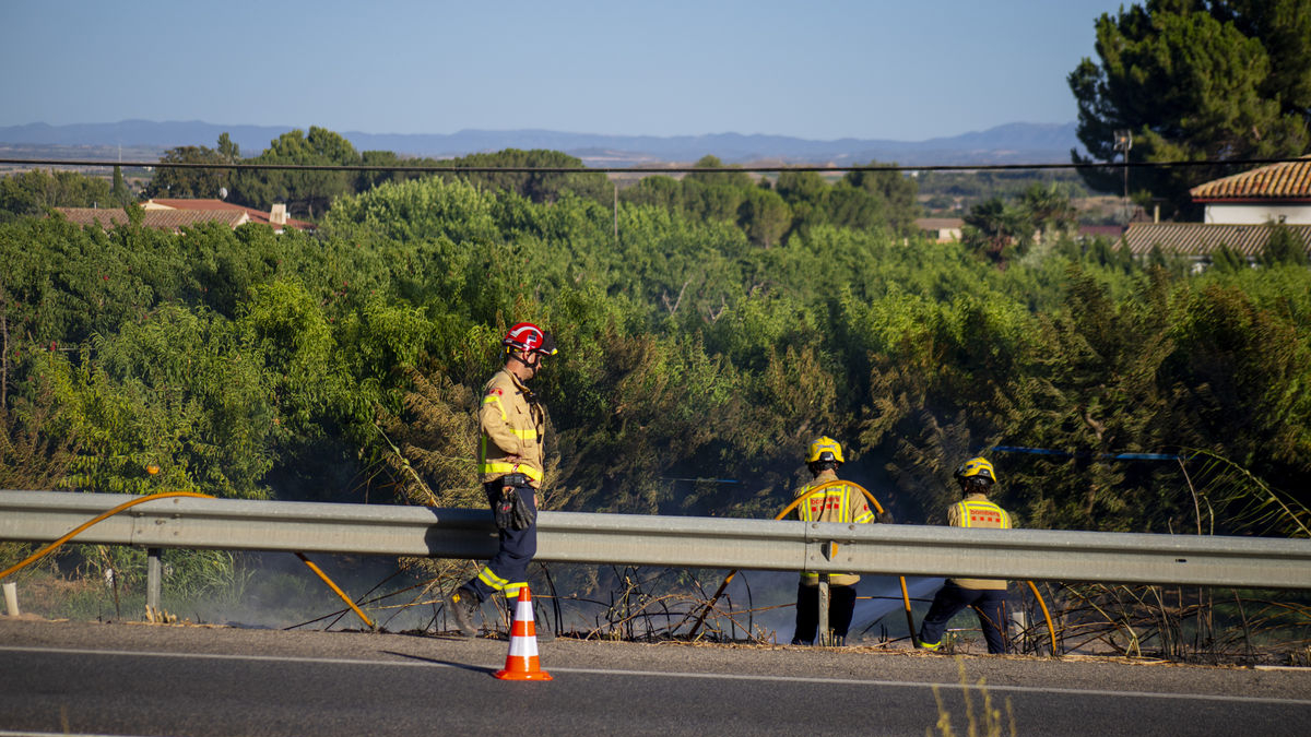 Efectius dels Bombers durant l’extinció. - GERARD HOYAS
