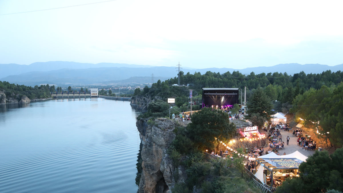 El festival se celebra junto al pantano de Sant Antoni. - EDGAR ALDANA