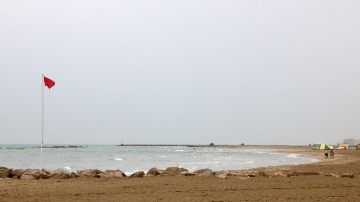 El temporal va obligar a tancar més de mig centenar de platges. - ACN