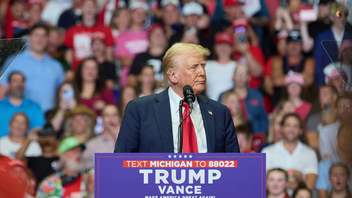 Trump lució en Michigan un vendaje más discreto que el que llevó en la convención republicana. - EFE