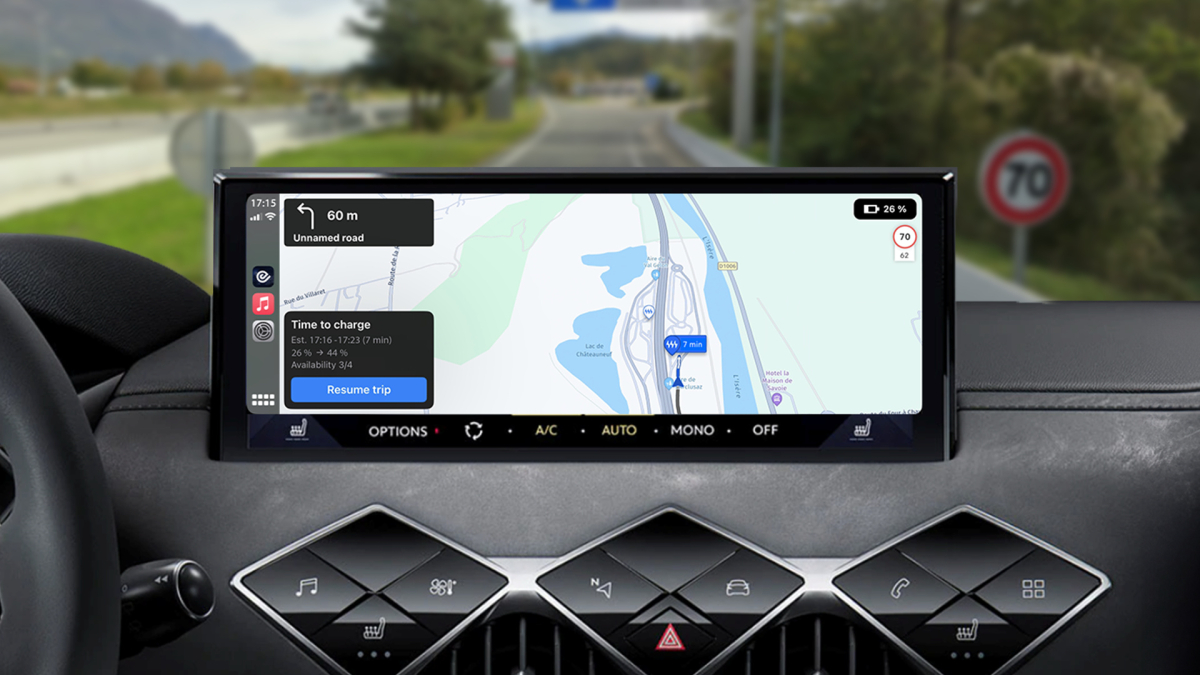 És compatible amb CarPlay o Android Auto i està connectada amb les dades del vehicle en temps real.