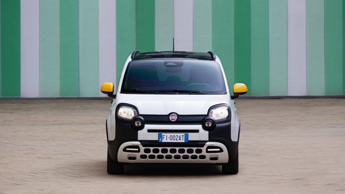 Equipat amb el motor 1.0 Hybrid de 70 CV, es presenta en dos acabats diferents: la versió d’accés i el límit de gamma Pandina.