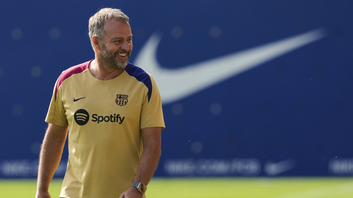 El entrenador alemán del FC Barcelona Hansi Flick, durante un entrenamiento del primer equipo efectuado en la Ciudad Deportiva Joan Gamper. .