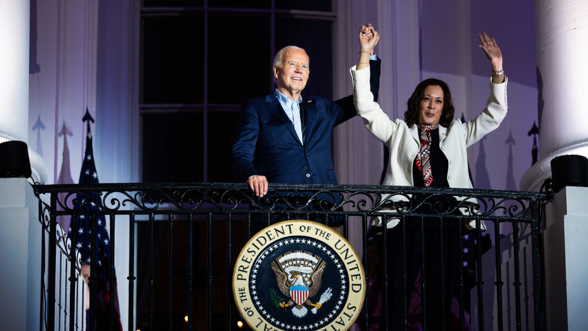 Fotografia d’arxiu del president de Estados Unidos Joe Biden al costat de la vicepresidenta Kamala Harris saludant des del balcó de la Casa Blanca, el 05 de juliol de 2024, a Washington.