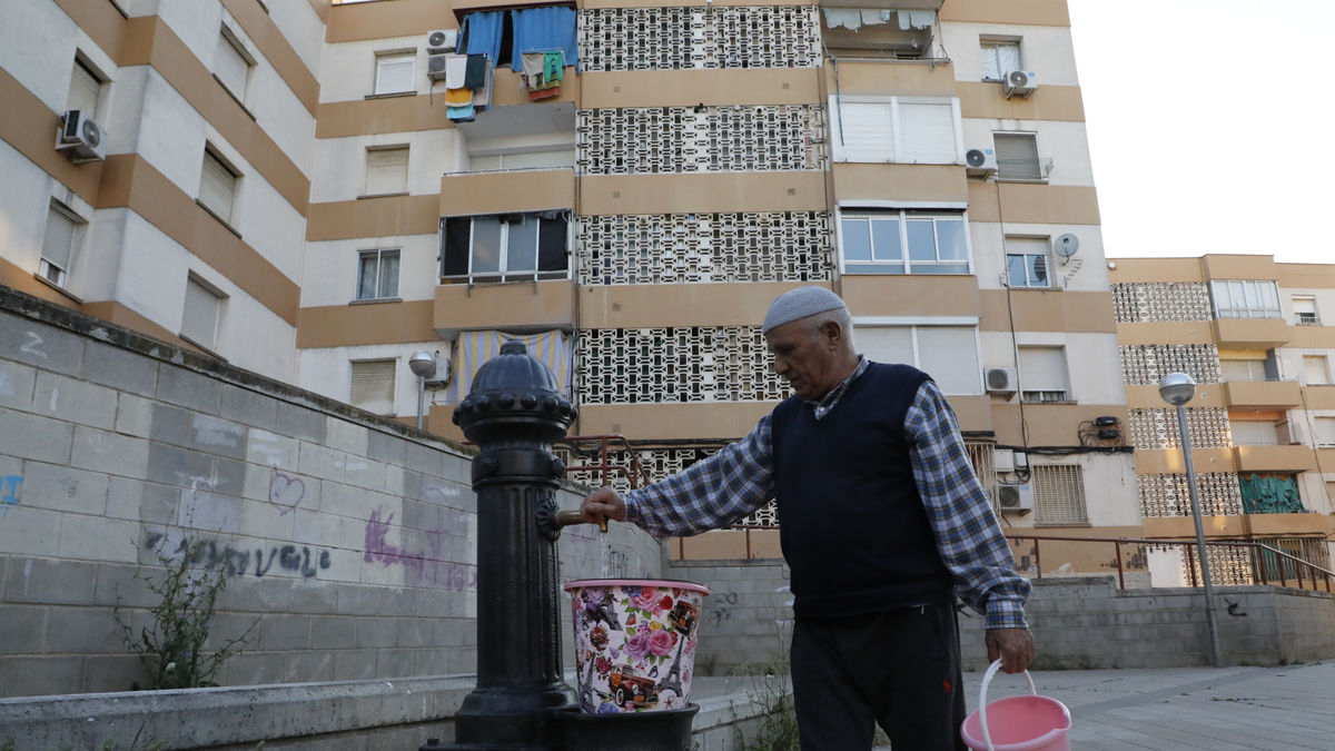 Un veí de la Mariola omple una garrafa en una font al maig. - AMADO FORROLLA