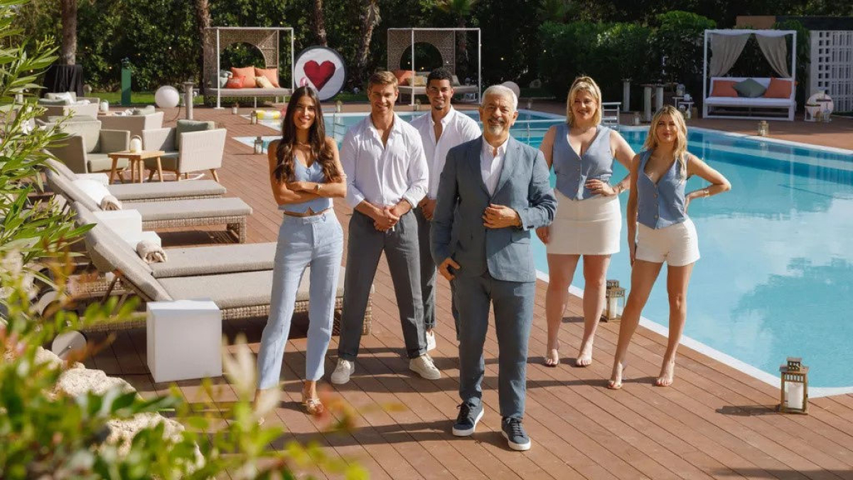 Carlos Sobera i la resta de l’equip a la piscina de ‘First Dates hotel’. - MEDIASET