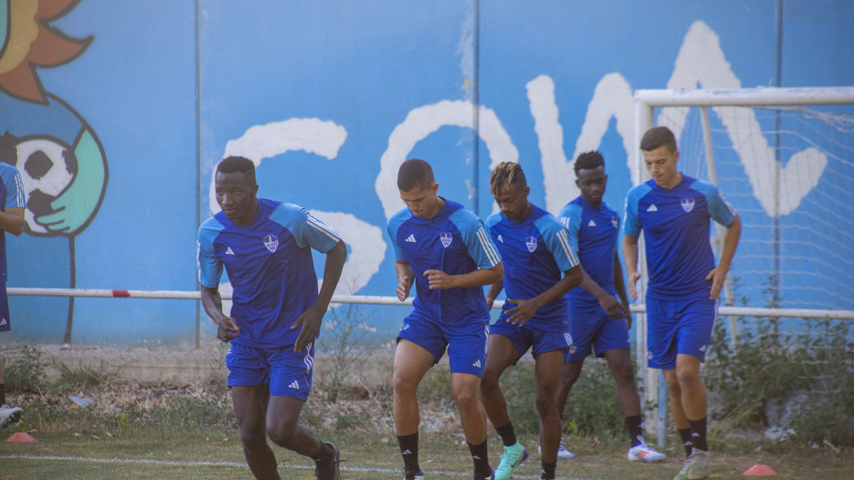 Jugadores del Lleida, entre ellos los nigerianos Musa, Efe y Quadri, ayer en el entrenamiento. - GERARD HOYAS