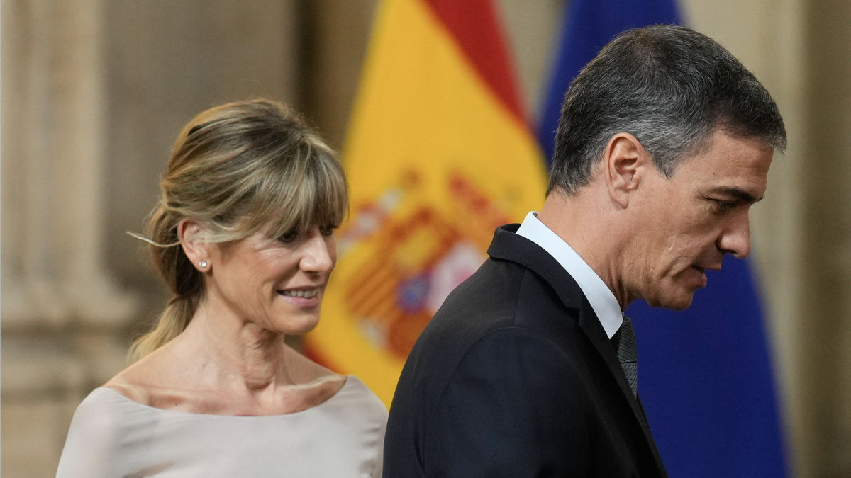 Pedro Sánchez, amb la seua dona, Begoña Gómez, arribant a un acte públic el mes de juny passat. - EFE