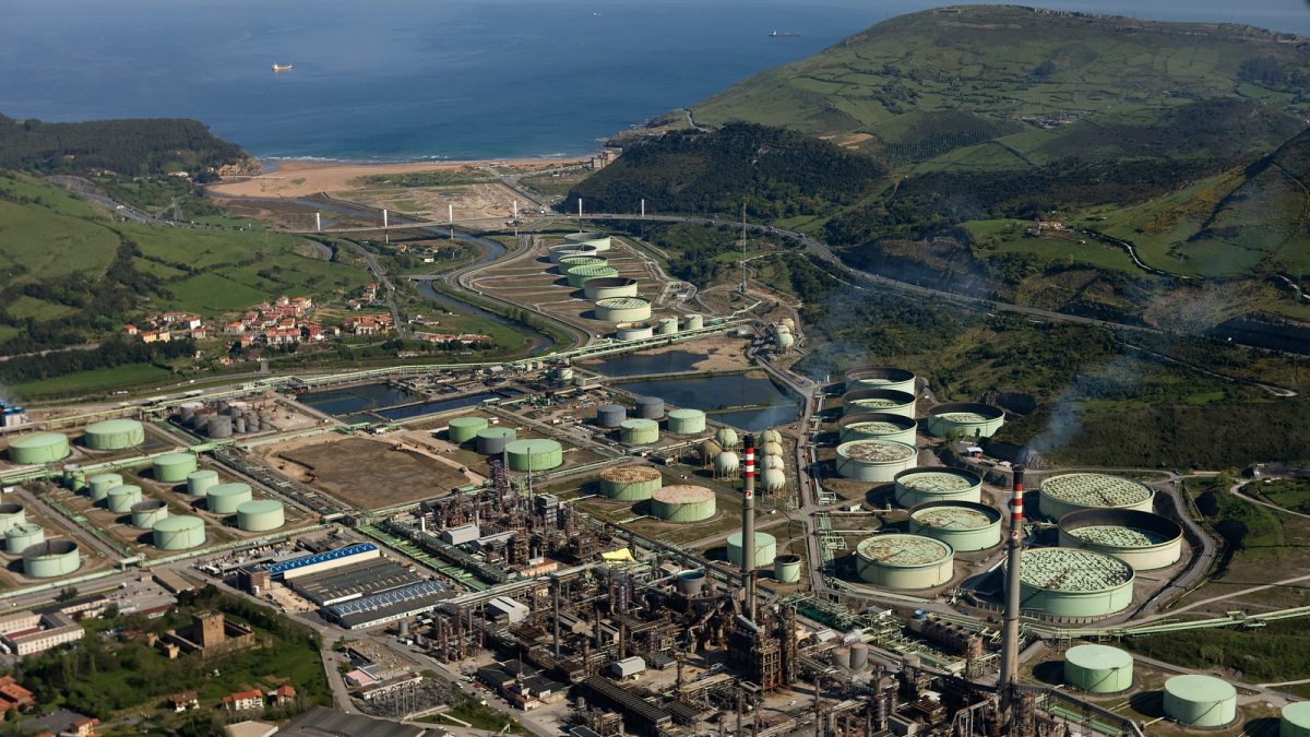 Refinería en la playa de La Arena en Muskiz, Vizcaya.