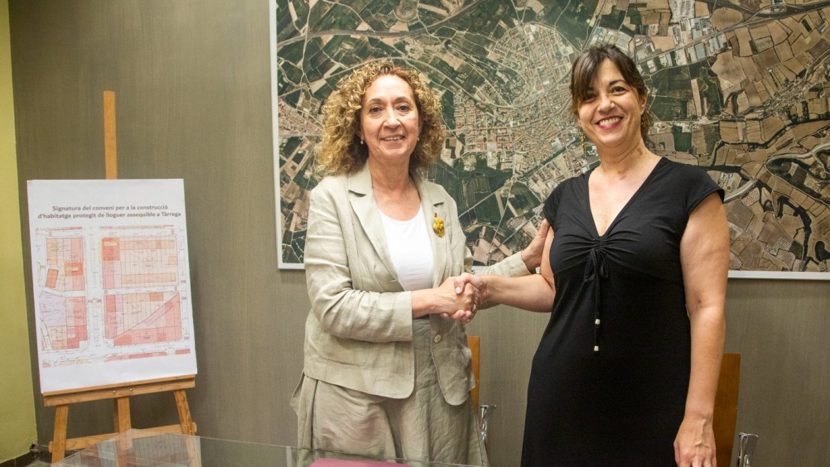 Firma del convenio entre la consejera|consellera Ester Capella y la alcaldesa, Alba Pijuan.