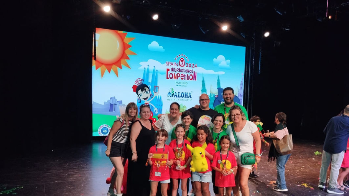 Las alumnas leridanas, junto a sus familias y acompañantes, en la prueba que se hizo en Madrid. - CENTRE OPTIMAMENT