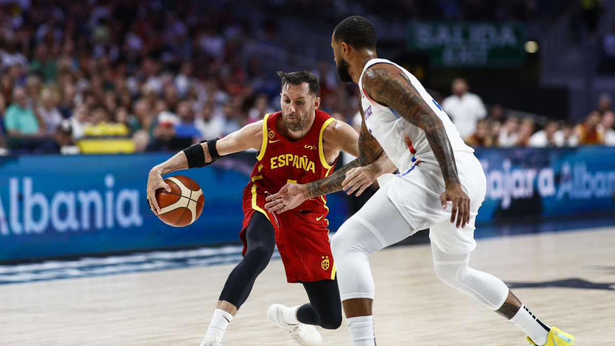Rudy Fernández, en una acción del partido, fue homenajeado en su último encuentro en España. - EFE/RODRIGO JIMÉNEZ