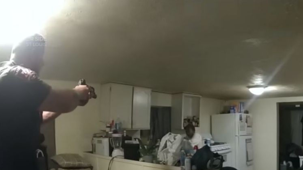 Fotograma del momento en el que el policía dispara a la mujer. - YOUTUBE