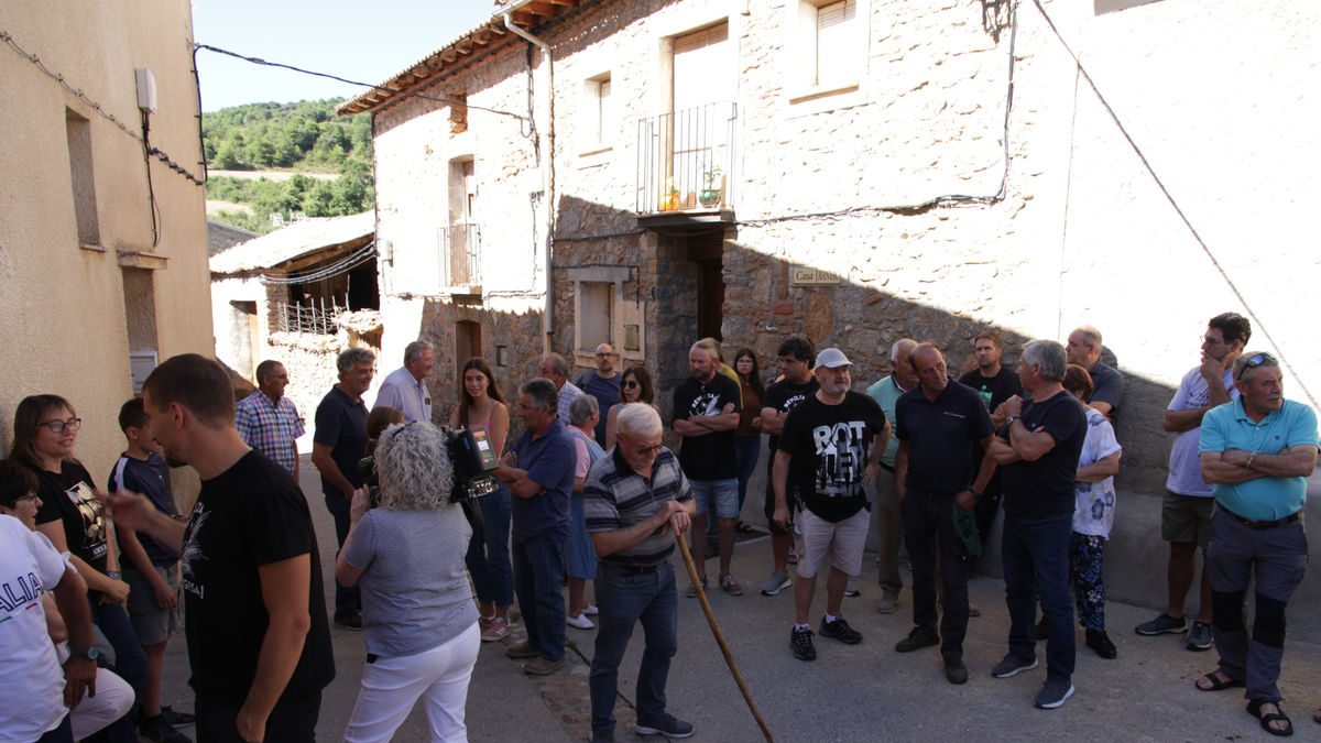 Medio centenar de ganaderos se manifestó ayer en Hortoneda contra los ataques de los cánidos. - M. CODINAS