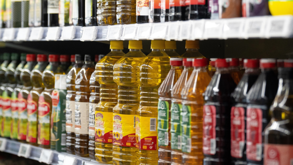 Varias botellas de aceite en un supermercado.