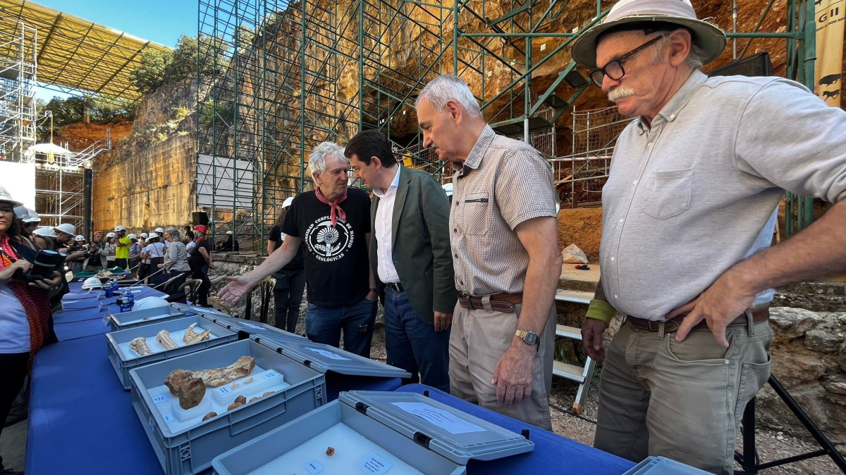 - El president de la Junta de Castella i Lleó, Alfonso Fernández Mañueco, juntament amb els codirectors dels jaciments d’Atapuerca, Juan Luis Arsuaga, Bermudez de Castro i Eudald Carbonell, en la presentació dels resultats de la campanya d’excavacions.