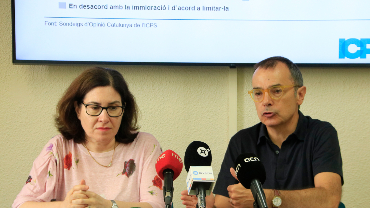 Lucía Medina i Oriol Bartomeus, autors de l'estudi sobre l’opinió de l’electorat català davant la immigració de l’Institut de Ciències Polítiques i Socials (ICPS), en la presentació dels resultats.
