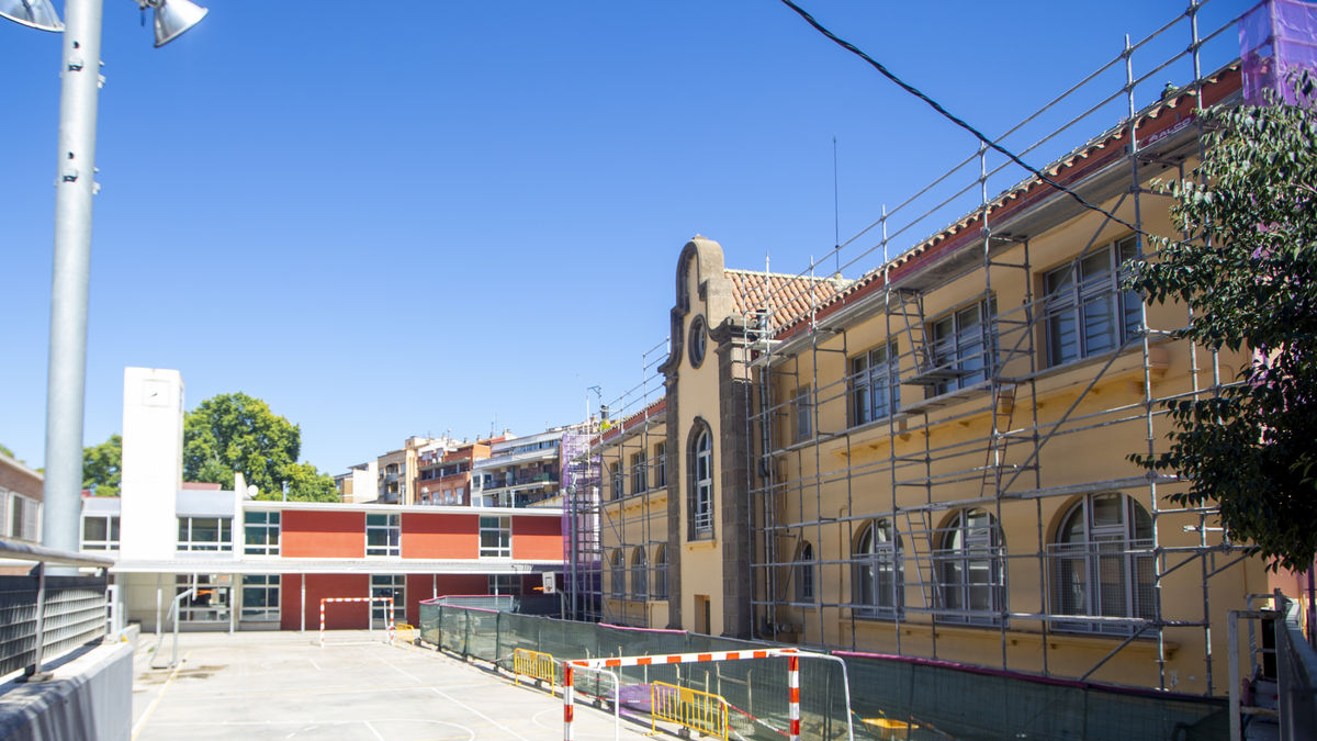 L’edifici històric està cobert de bastides per reparar la coberta. - GERARD HOYAS