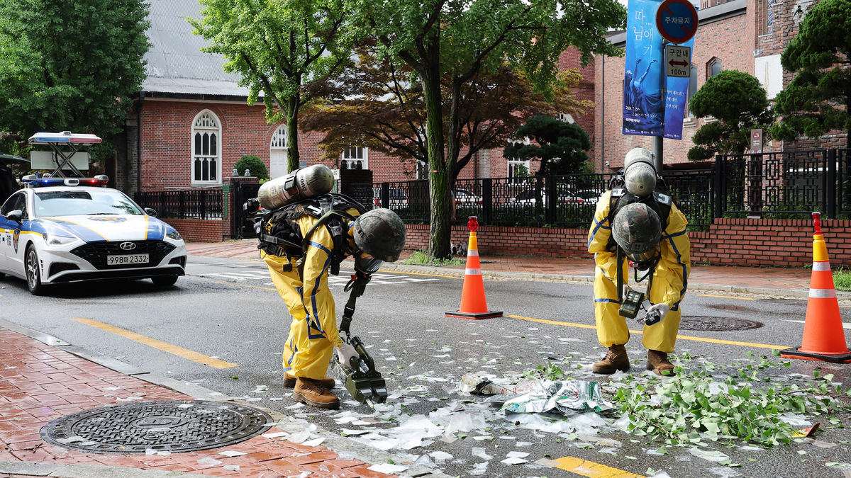 Soldats recullen escombraries escampades des d’un globus a Seül. - EFE/EPA/YONHAP SOUTH KOREA OUT