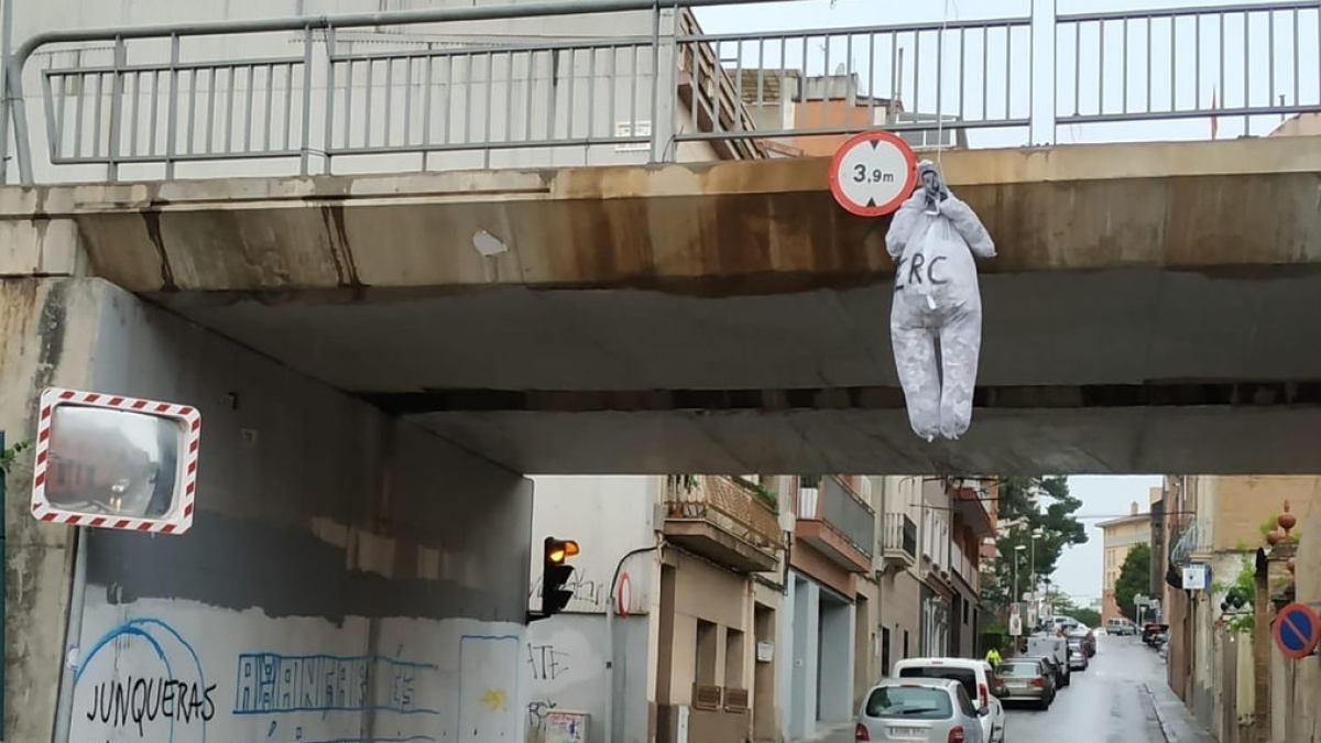 El ninot que va aparèixer penjat d’un pont el 2019. - X/GABRIEL RUFIÁN