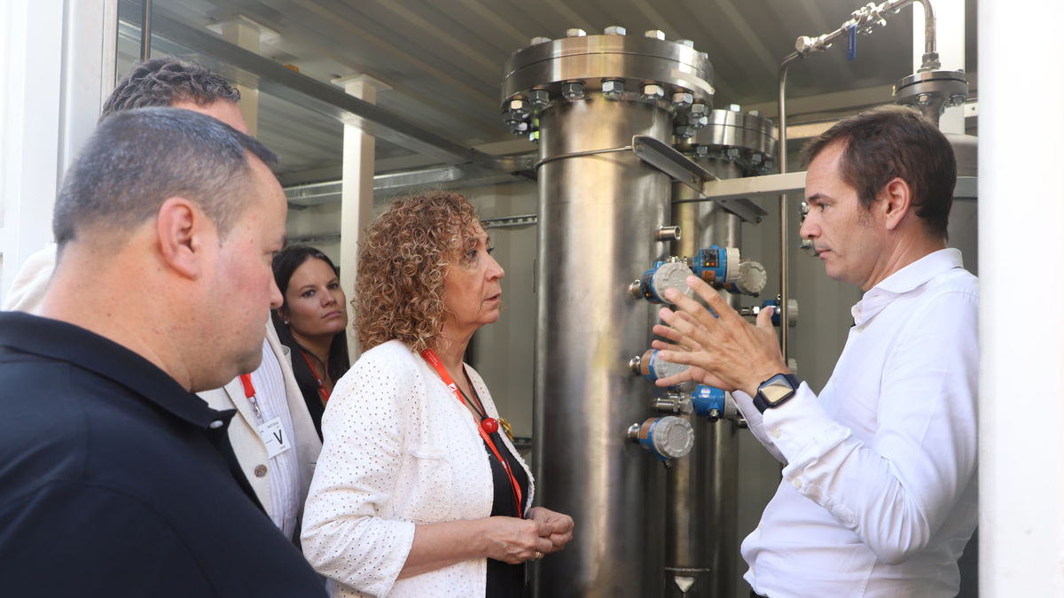 Capella atiende las explicaciones sobre el electrolizador instalado en Alguaire. - MAGDALENA ALTISENT