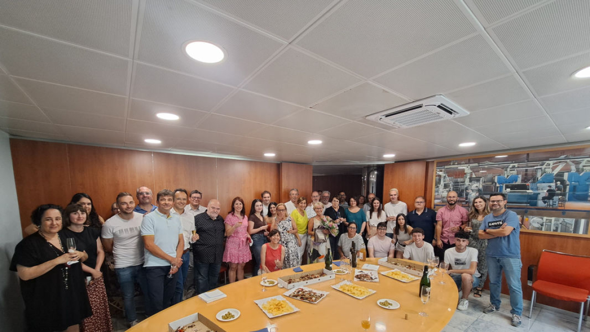 Gina Domingo, amb un ram de flors, al costat d’alguns dels seus companys del Grup SEGRE. - SANTI COSTA DOMINGO