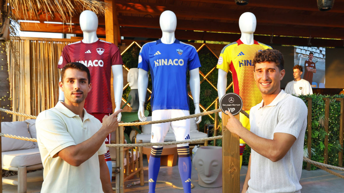 Mario Domingo y Campins, delante de las nuevas camisetas presentadas ayer por el club en Biloba.