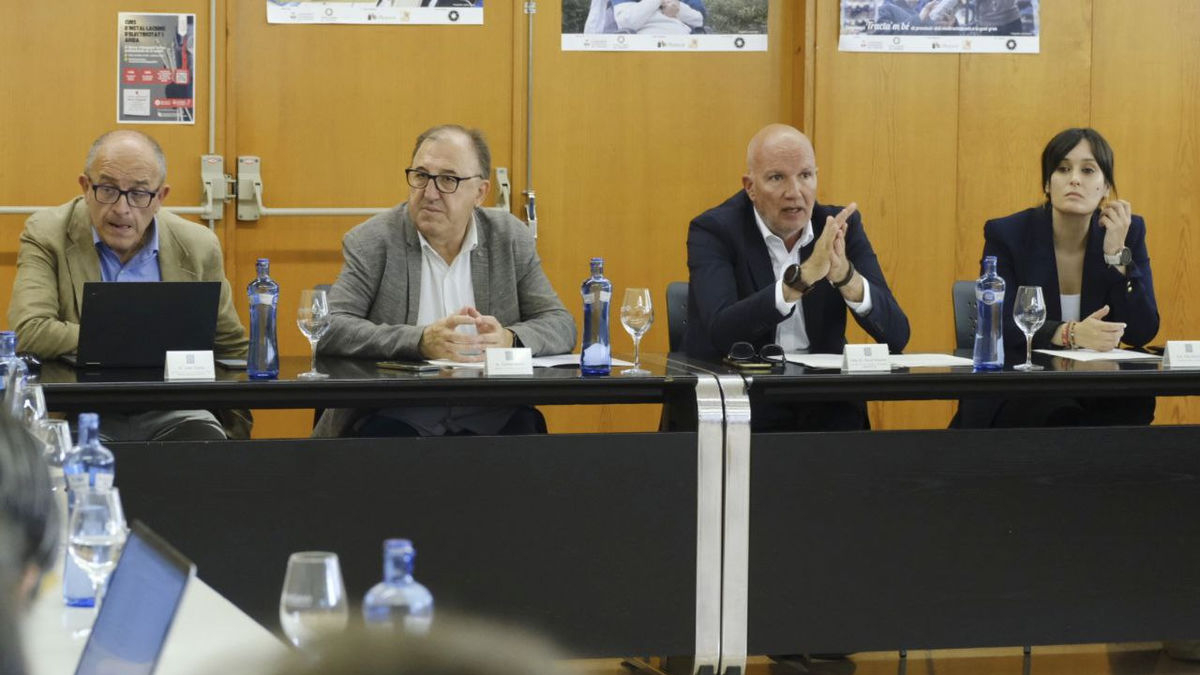 Carmel Mòdol i David Mascort, al centre, en la reunió d’ahir. - CONSELLERIA D’ACCIÓ CLIMÀTICA