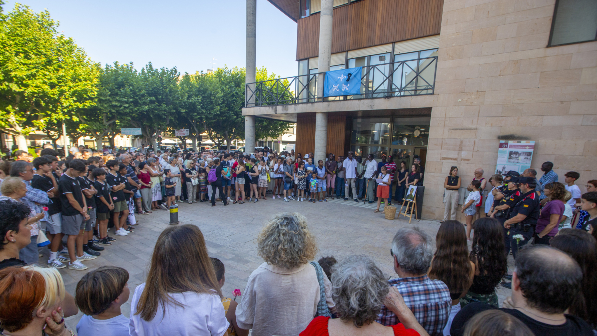 Imagen del minuto de silencio en Tremp para recordar al niño ahogado a Sant Antoni.