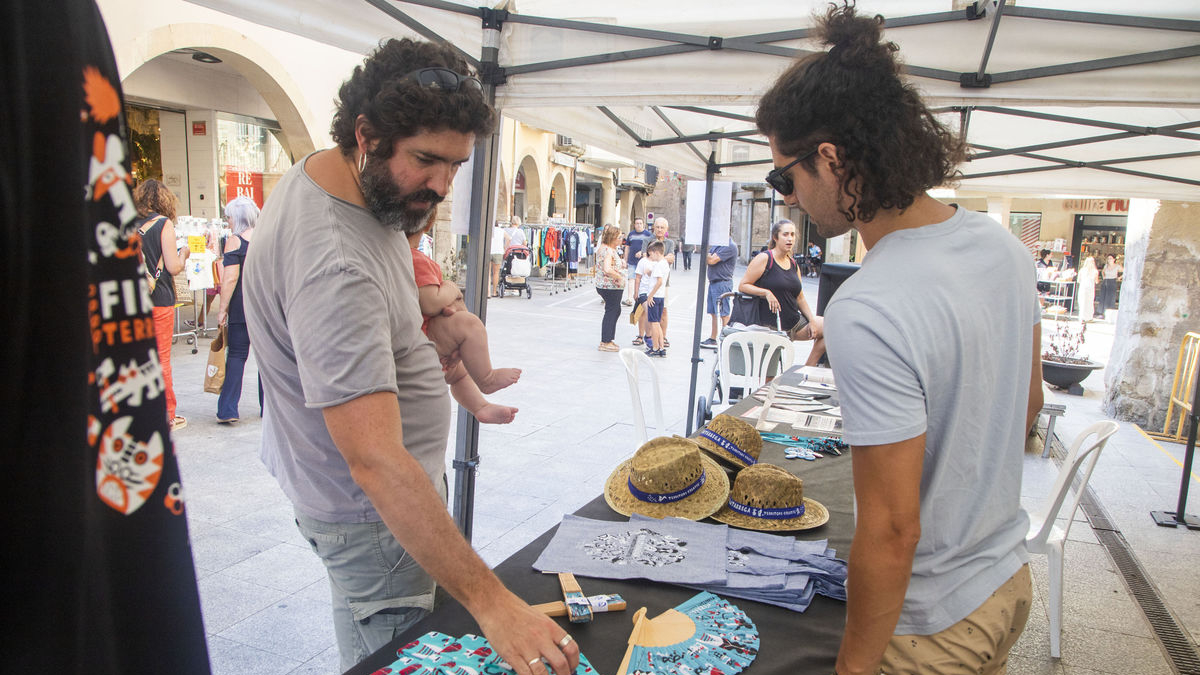 FiraTàrrega se sumó al Ganga Days con su nuevo ‘merchandising’. - LAIA PEDRÓS