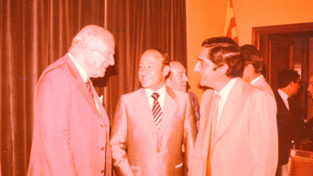 Roca, en el centro, durante una visita del presidente Tarradellas. - AJUNTAMENT DE MOLLERUSSA