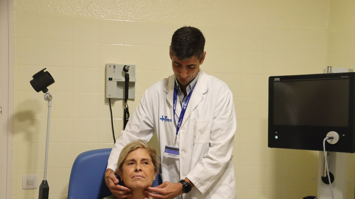 El doctor David Mirós mostra la zona del paladar que s’ha aconseguit intervenir amb la nova tècnica. - ACN
