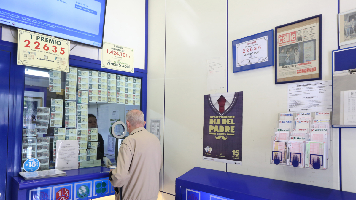 Un home comprant loteria en una administració de Lleida