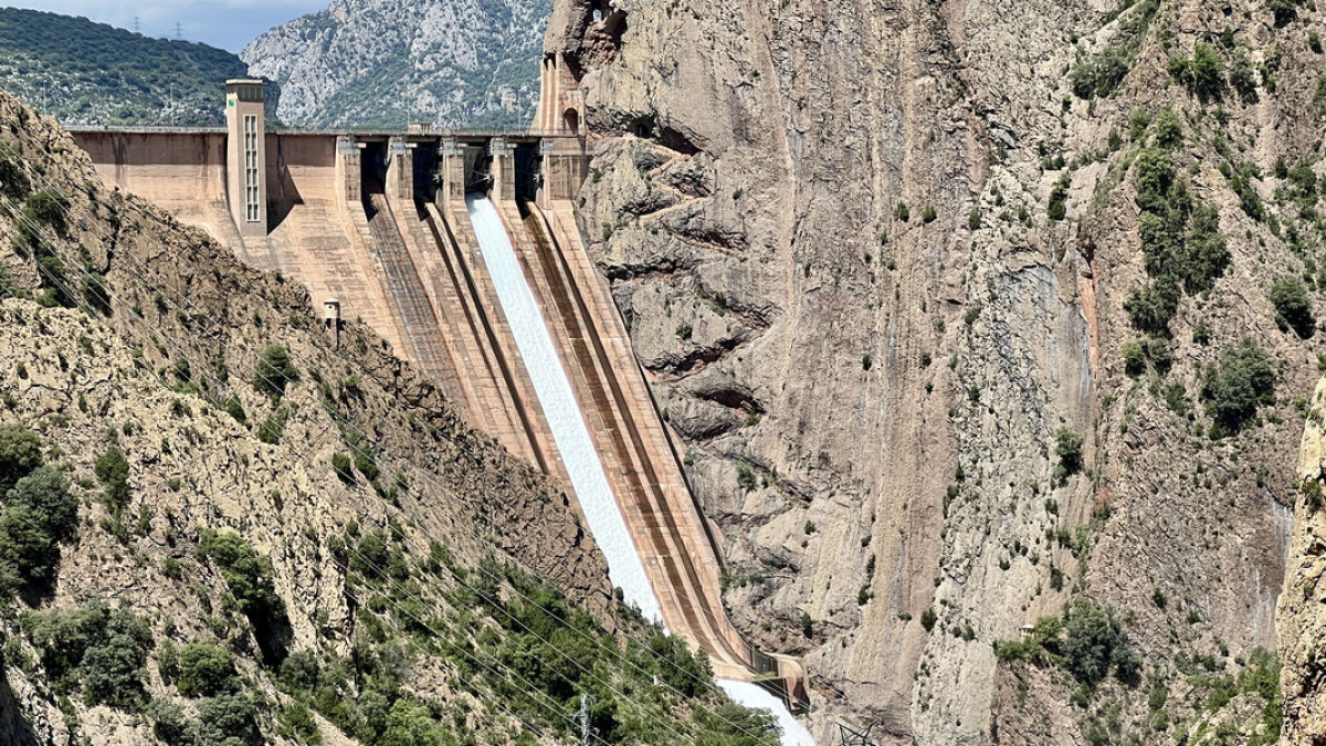 El salt d’aigua de la presa d’Escales. - ACN