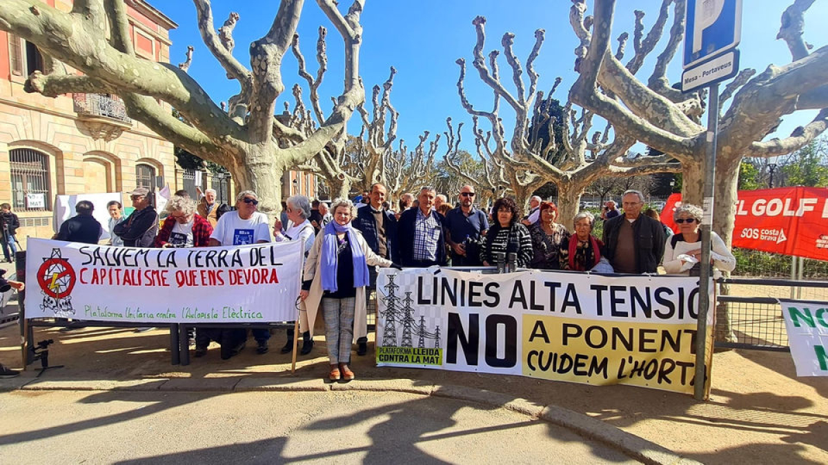 Las protestas ■ Los planes para que Lleida soporte las líneas de alta tensión que llevarán a Barcelona energía generada en Aragón lleva tiempo provocando protestas. La Plataforma contra la Autopista Eléctrica va a recurrir la que discurre po ... - MARINA PIFARRÉ