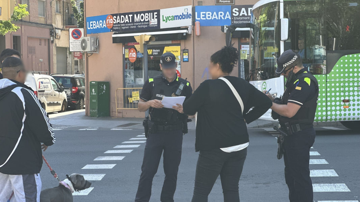 Una patrulla de la Urbana revisa la documentación de un propietario de un perro en Lleida. - AJUNTAMENT DE LLEIDA